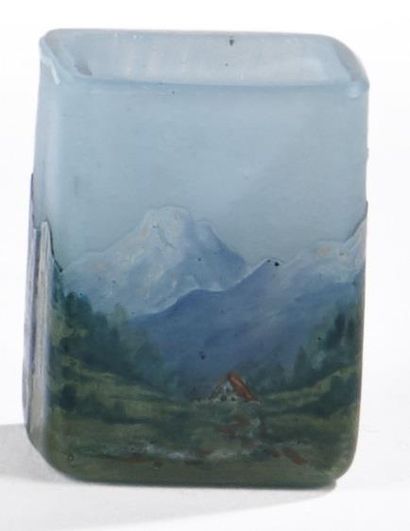 null DAUM 
Vase miniature à corps quadrangulaire. Épreuve en verre marmoréen bleu....