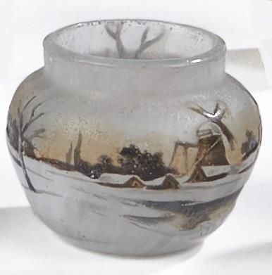 null DAUM 
Vase miniature à corps sphérique et col annulaire. Épreuve en verre marmoréen...