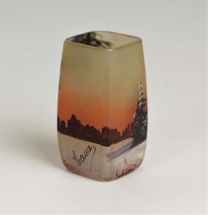 null CAUX 
Vase miniature à corps tubulaire de section carrée. Épreuve en verre marmoréen...