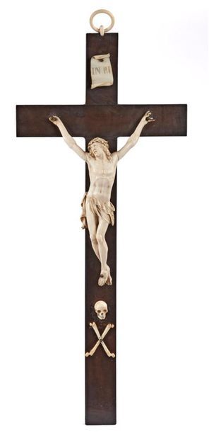 null Crucifix en ivoire sculpté, avec ses attributs.
Fin du XVIIIe - début du XIXe...