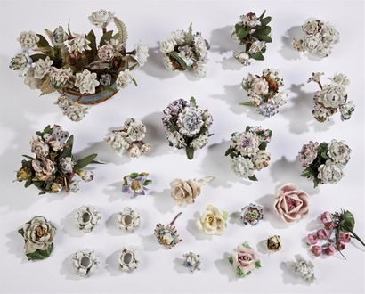 null ENSEMBLE DE FLEURS en porcelaine polychrome, comprenant dix petits bouquets...