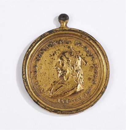 null Médaillon en laiton doré représentant le Christ de profil.
XVIIe ou XVIIIe siècles...