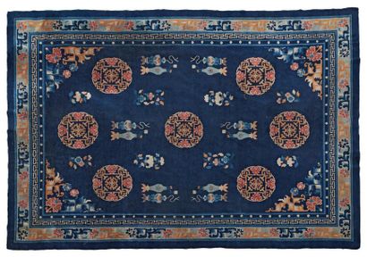 null CHINE, XXe 
Grand tapis en laine à fond bleu à décor de motifs chinois, vases...