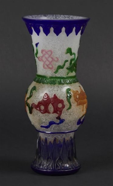 null CHINE - XXe siècle
Vase de forme "gu" en verre translucide à bulles à décor...