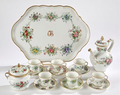 null PARIS, Fin du XIXe siècle
Service à café en porcelaine à décor floral comprenant...