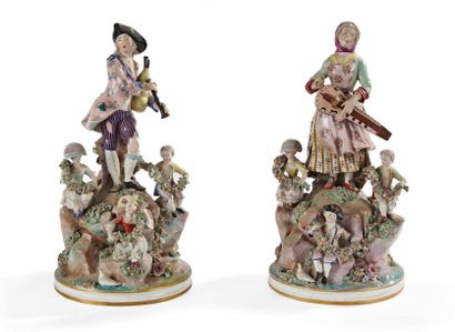 null Deux groupes en porcelaine à décor polychrome
Style allemand, vers 1900
H. 50...