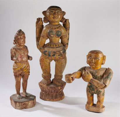 null ASIE du sud est, Style du XVIIème siècle 
Ensemble de trois sculptures en bois...