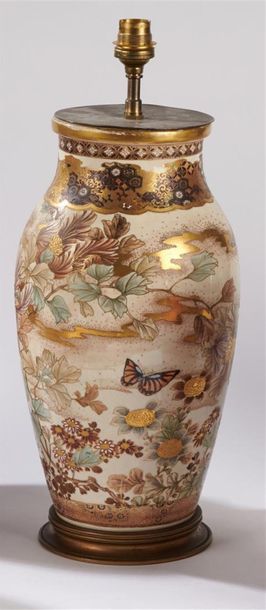 null JAPON, Satsuma, XIXe siècle 
Vase balustre formant pied de lampe, à décor polychrome...