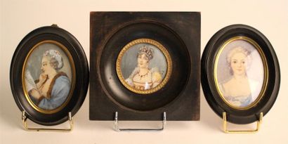 null ECOLE FRANCAISE du XIXe siècle 
Portraits de femme 
Trois miniatures dans des...