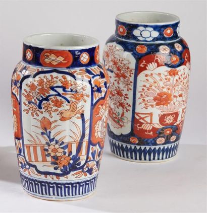 null CHINE 
Paire de vases en porcelaine à décor Imari d'arbres en fleurs et vases...