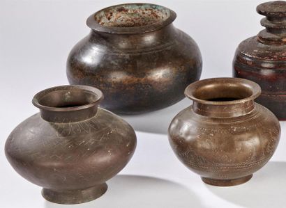 null ENSEMBLE comprenant trois vases en bronze à décor ciselé 
Travail d'Extrême-Orient...