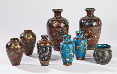 null CHINE 
Lot de huit vases en émaux cloisonnés de forme balustre 
H. 9 à 19 cm...