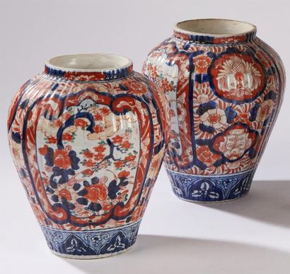 null JAPON 
Paire de vases de forme ovoide à panse godronnée en porcelaine à décor...