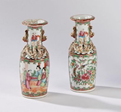 null CHINE, Canton, XIXe siècle 
Paire de vases balustre en porcelaine à décor polychrome...