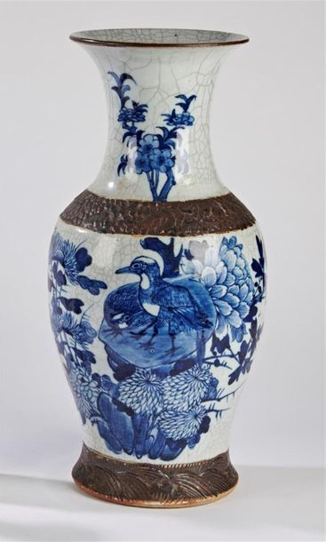 null CHINE, Nankin, XIXe siècle 
Vase balustre à décor de fleurs et oiseaux en bleu...