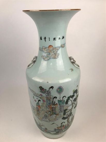 null CHINE, XIXe 
Grand vase balustre à décor en émaux dans le goût de la famille...