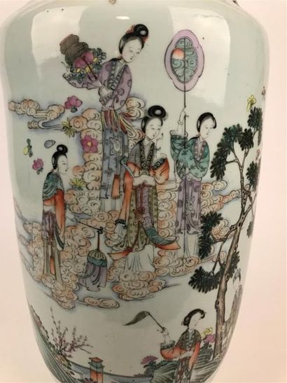 null CHINE, XIXe 
Grand vase balustre à décor en émaux dans le goût de la famille...