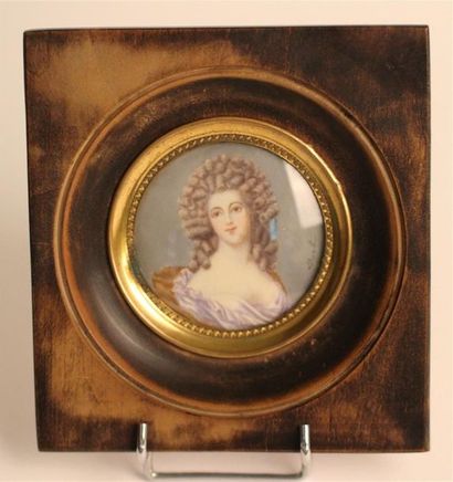 null ECOLE FRANCAISE du XIXe siècle 
Portrait de femme 
Miniature ronde signée à...