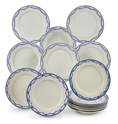 null TOURNAI - Seize assiettes en porcelaine à décor en camaieu bleu. 