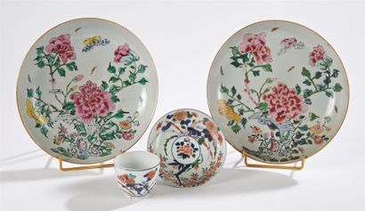 null CHINE, XIXe siècle 
Ensemble comprenant deux assiettes à décor en émaux dans...