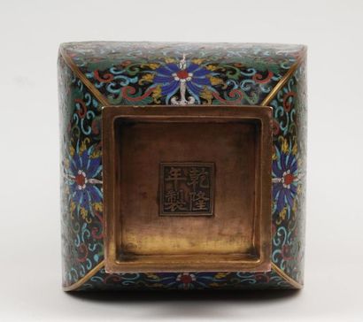 null CHINE - XIXe siècle
Vase de forme balustre et carré en bronze doré et émaux...