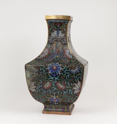 null CHINE - XIXe siècle
Vase de forme balustre et carré en bronze doré et émaux...