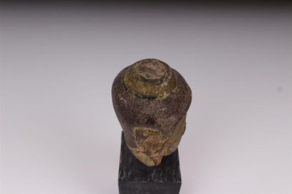 null THAILANDE ou LAOS
Tête de boudha en pierre polychrome et or, sur un socle en...