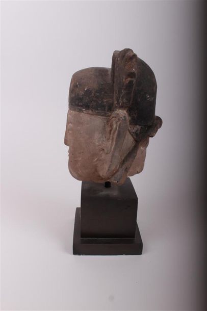 null CHINE
Tête d'homme en pierre polychrome, sur un double socle. 
XIXème siècle....