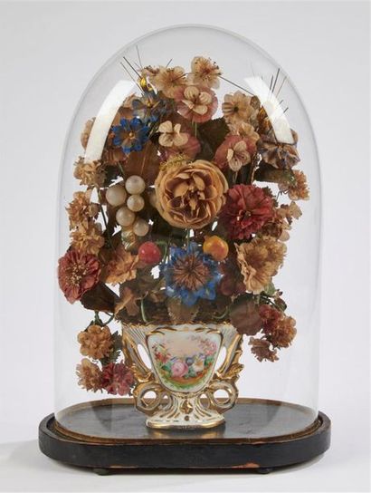 null PARIS
Vase de mariée en porcelaine et son globe à décor central d'un bouquet...