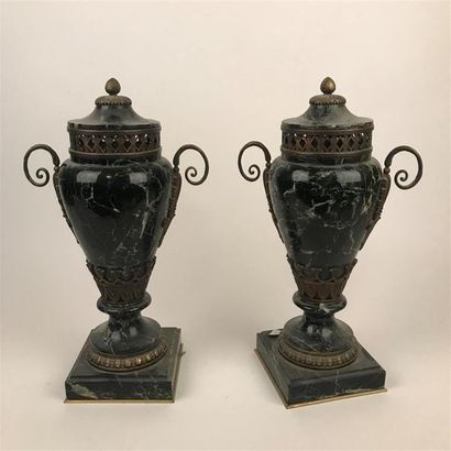 null PAIRE de vases couverts en marbre vert et bronze 
XIXe siècle 
H. 42 cm 