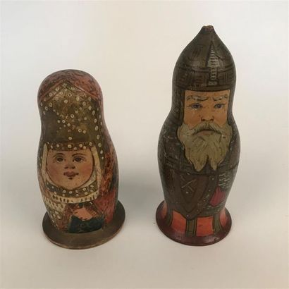 null DEUX POUPEES russes en bois peint et gravé. 
H. 14,5 et 17,5 cm 
