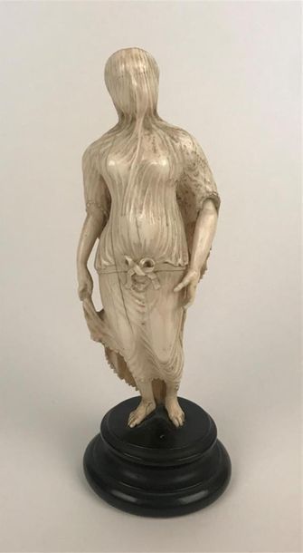 null SUJET en ivoire sculpté présentant une femme sous un voile plissé et noué à...
