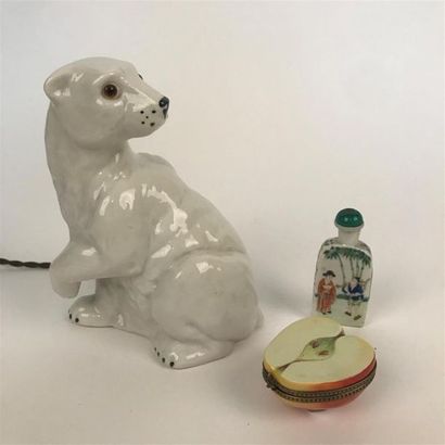 null ENSEMBLE comprenant : 
Veilleuse ours en porcelaine H. 14 cm 
Petite boite pomme...