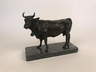 null ECOLE AUTRICHIENNE du XIXe siècle 
Vache 
Epreuve en bronze à patine brune reposant...
