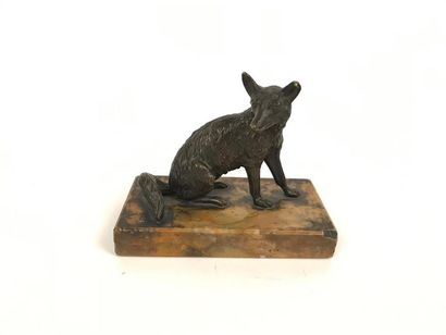 null PRESSE-PAPIER figurant un chien (une patte restaurée) en bronze sur une base...