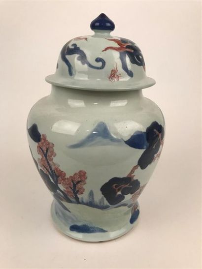 null CHINE, XIXe
Potiche couverte en porcelaine à décor de paysage en émaux bleu...
