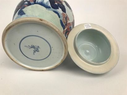 null CHINE, XIXe
Potiche couverte en porcelaine à décor de paysage en émaux bleu...