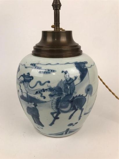 null CHINE, XIXe siècle 
Vase en porcelaine à décor en bleu sous couverte d'une scène...