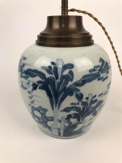 null CHINE, XIXe siècle 
Vase en porcelaine à décor en bleu sous couverte d'une scène...