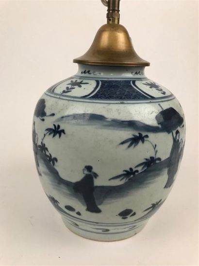 null CHINE, XIXe siècle 
Vase en porcelaine à décor en bleu sous couverte de personnages...
