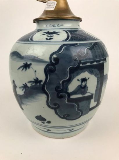 null CHINE, XIXe siècle 
Vase en porcelaine à décor en bleu sous couverte de personnages...
