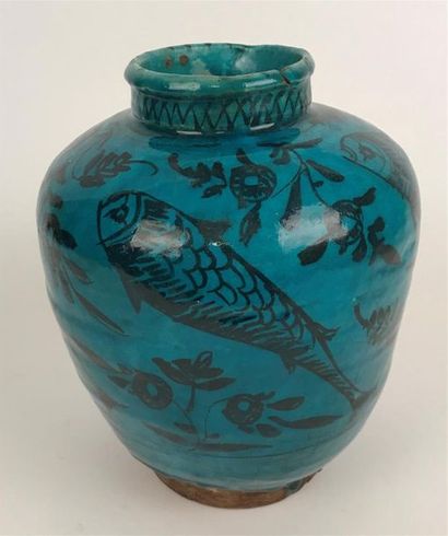 null IRAN, XII-XIIIe 
Vase de forme ovoïde à engobe turquoise à décor de poissons...
