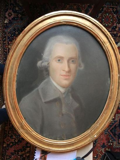 null ECOLE FRANCAISE du XVIIIe siècle 
Portrait d'homme en perruque 
Pastel ovale...