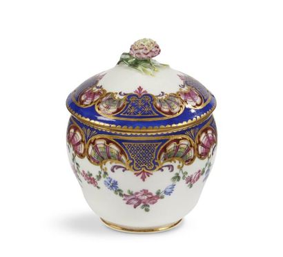 null Sèvres
Pot à sucre Hébert couvert en porcelaine tendre à décor polychrome de...