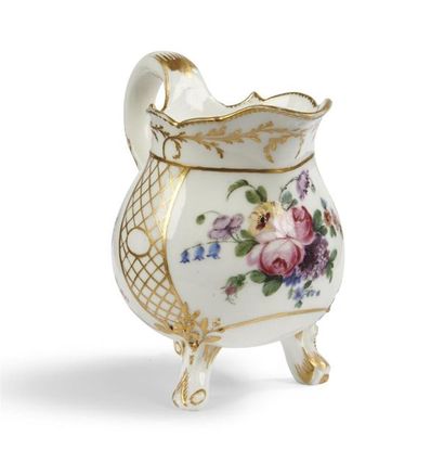 null Sèvres
Pot à lait à trois pieds en porcelaine tendre à décor polychrome de bouquets...