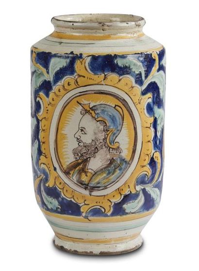 null Sicile Caltagirone
Grand albarello à décor polychrome d'un portrait homme en...