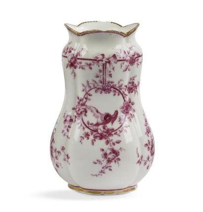 null Sèvres
Vase de forme balustre à côtes en porcelaine tendre nommé pot à fleurs...