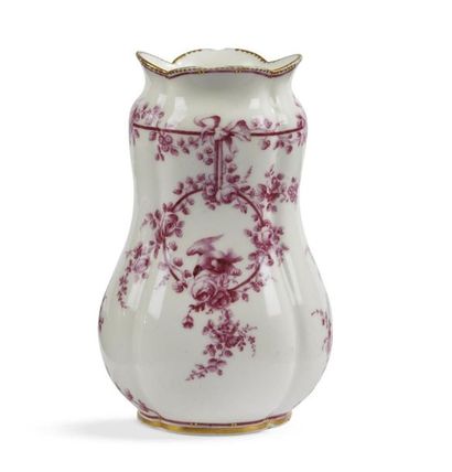 null Sèvres
Vase de forme balustre à côtes en porcelaine tendre nommé pot à fleurs...