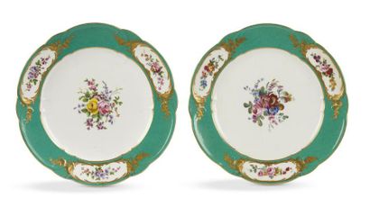null Sèvres
Deux assiettes à palmes en porcelaine tendre à décor polychrome d'un...