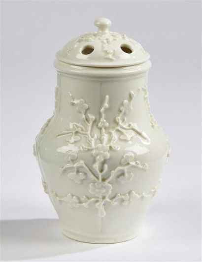 null Saint-Cloud
Vase pot-pourri couvert de forme balustre à côtes en porcelaine...
